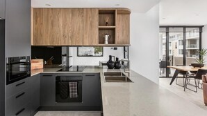 Premium Apartment, 2 Queen Beds | Private kitchen - Astra Apartments Wollongong (Wollongong)