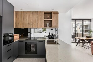 Premium-Apartment, 2 Queen-Betten, barrierefrei | Eigene Küche | Großer Kühlschrank, Mikrowelle, Ofen, Herdplatte