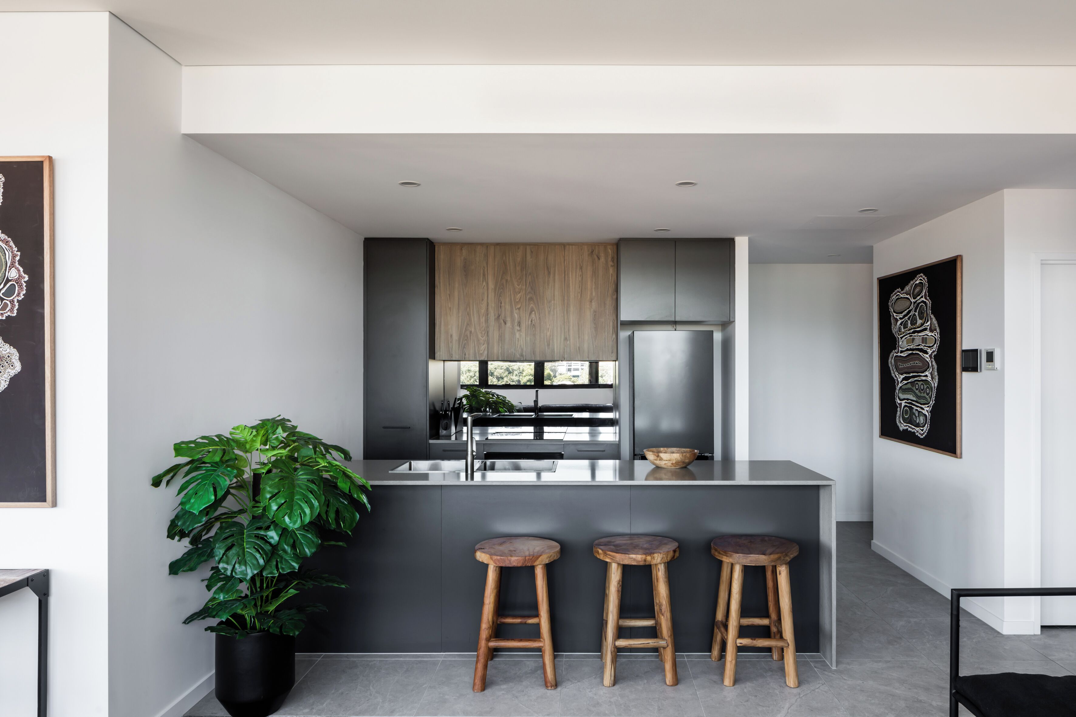 Full-sized fridge, microwave, oven, stovetop