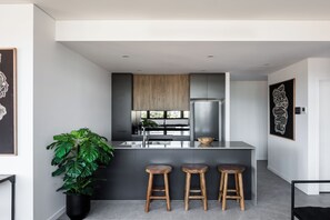 Geladeira grande, micro-ondas, fogão, cooktop