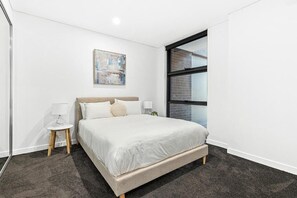 Desk, laptop workspace, blackout curtains, iron/ironing board - Astra Apartments Wollongong (Wollongong)