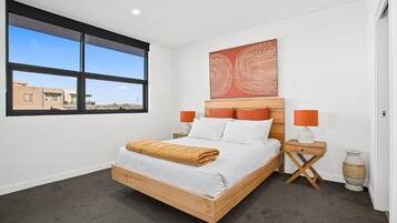 Apartemen Premium, 2 Tempat Tidur Queen | Meja kerja, ruang kerja ramah laptop, dan tirai kedap cahaya