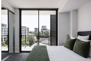 Escrivaninha, espaço de trabalho para notebook, cortinas blackout