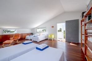 3 slaapkamers, een strijkplank/strijkijzer, gratis wifi, beddengoed