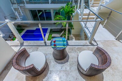 Modern 1 BR + Pool. Heart of Downtown