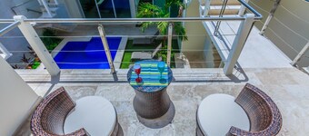 Modern 1 BR + Pool. Heart of Downtown