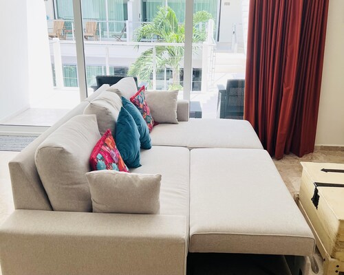 Modern 1 BR + Pool. Heart of Downtown