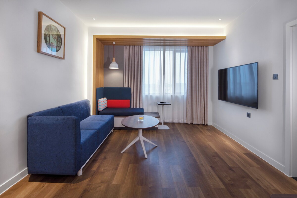 Suite, 1 slaapkamer (with Living Area) | Een kluis op de kamer, een bureau, verduisterende gordijnen