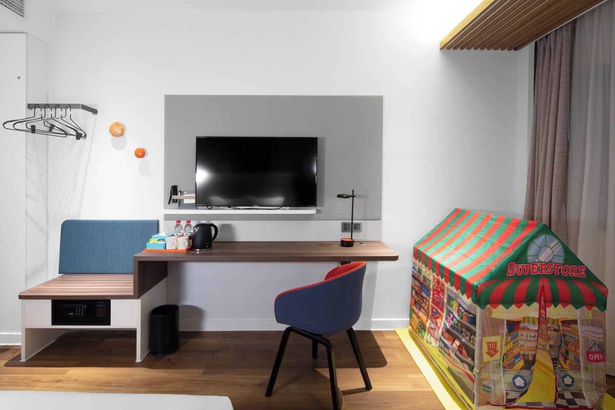 Standaard kamer, Meerdere bedden | Een kluis op de kamer, een bureau, verduisterende gordijnen