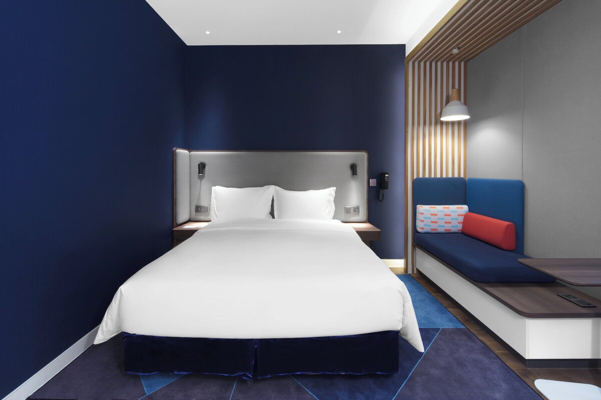 Standaard kamer, 1 queensize bed | Een kluis op de kamer, een bureau, verduisterende gordijnen