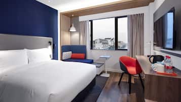 客房内保险箱、办公桌、遮光窗帘、熨斗/熨衣板