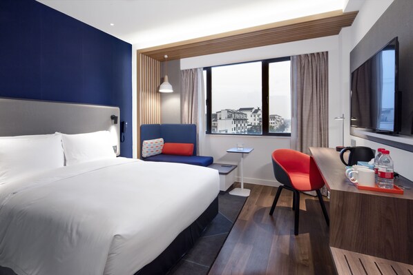 In-room safe, desk, blackout drapes, iron/ironing board - Holiday Inn Express Suzhou Zhouzhuang Ancient Town by IHG (Suzhou)