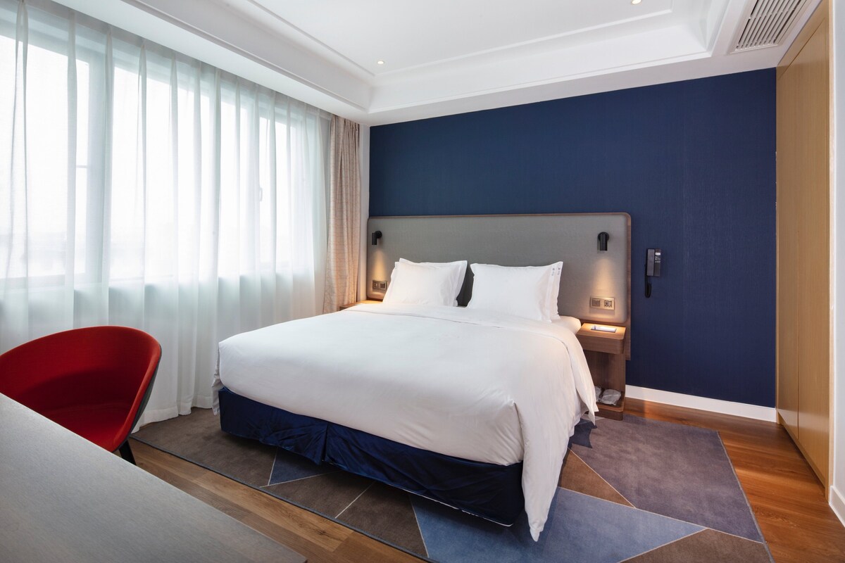 Standaard kamer, 1 queensize bed, uitzicht op de binnenplaats | Een kluis op de kamer, een bureau, verduisterende gordijnen