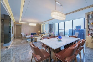 Suite, 1 letto king | Una cassaforte in camera, una scrivania, insonorizzazione