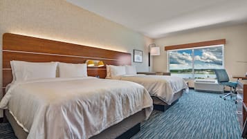 Suite, plusieurs lits | Coffres-forts dans les chambres, bureau