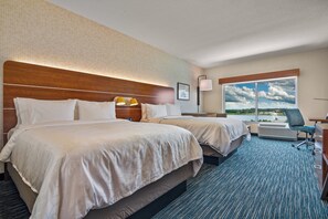 Suite, meerdere bedden | Een kluis op de kamer, een bureau, een laptopwerkplek