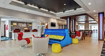 Holiday Inn Express & Suites Orlando - Lake Buena Vista by IHG