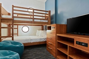 Holiday Inn Express Suites Orlando Lake Buena Vista, an IHG Hotel