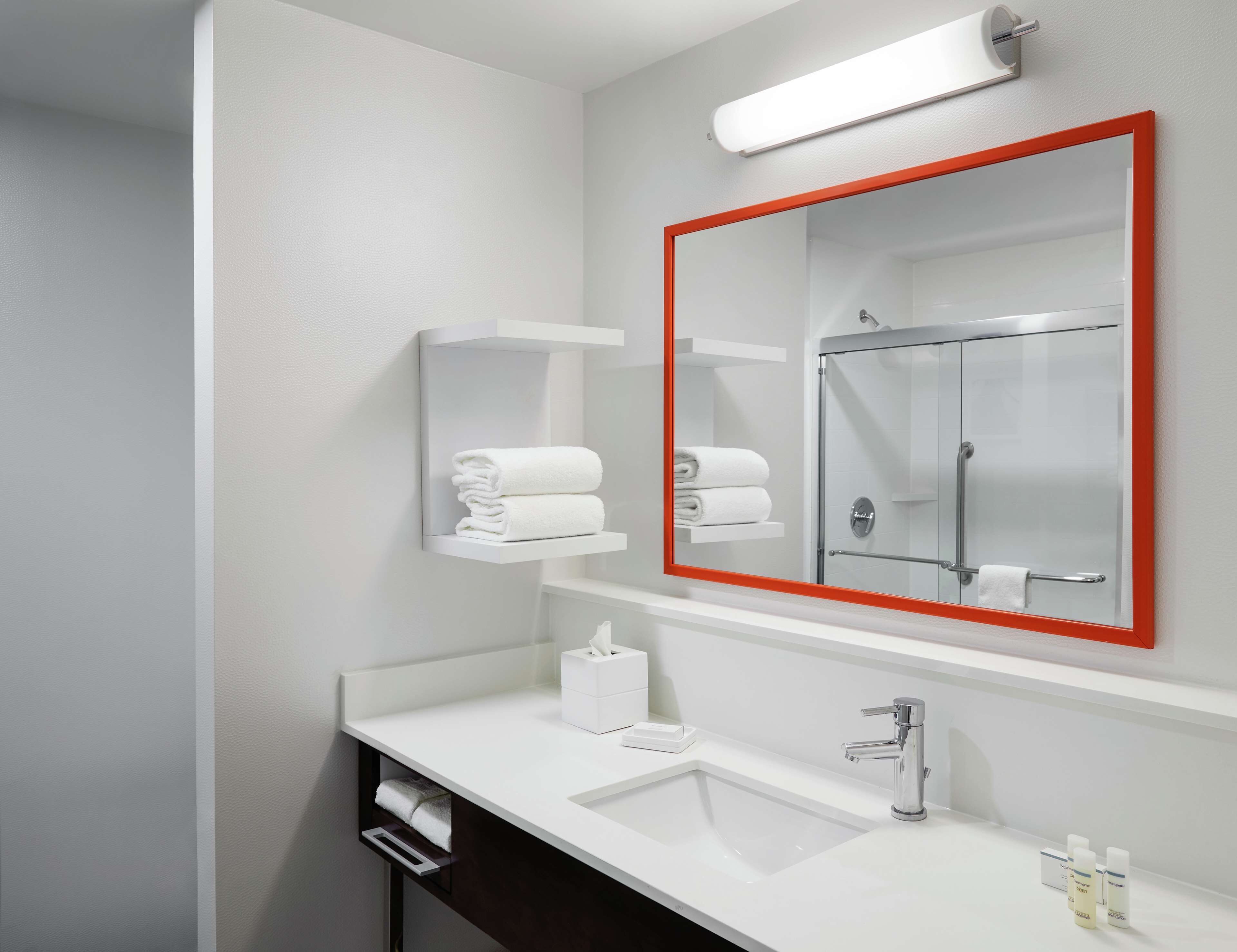 combined shower/bathtub, free toiletries, hair dryer, towels