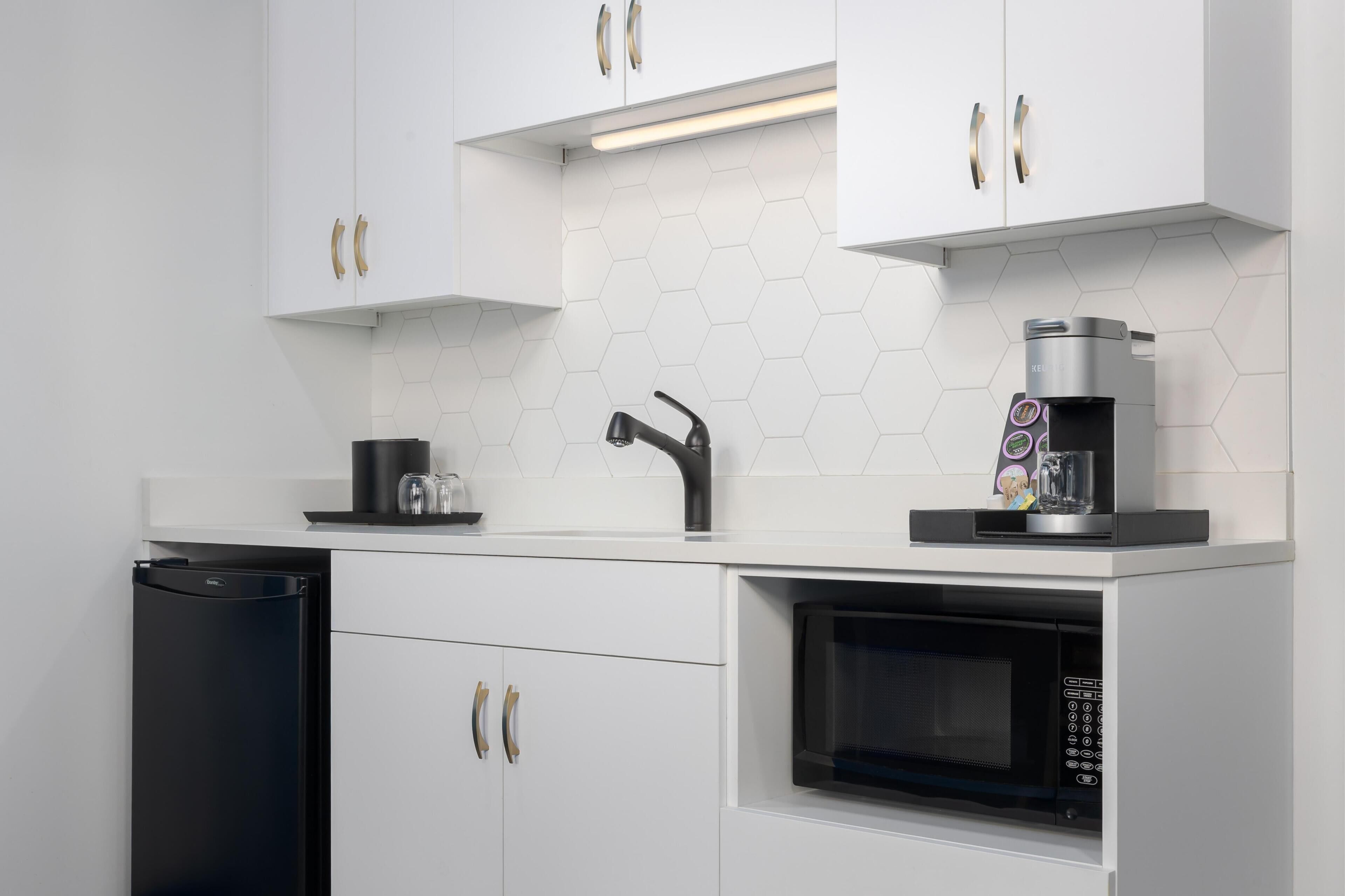 Een minikoelkast, een espressoapparaat, een koffiezetapparaat/waterkoker