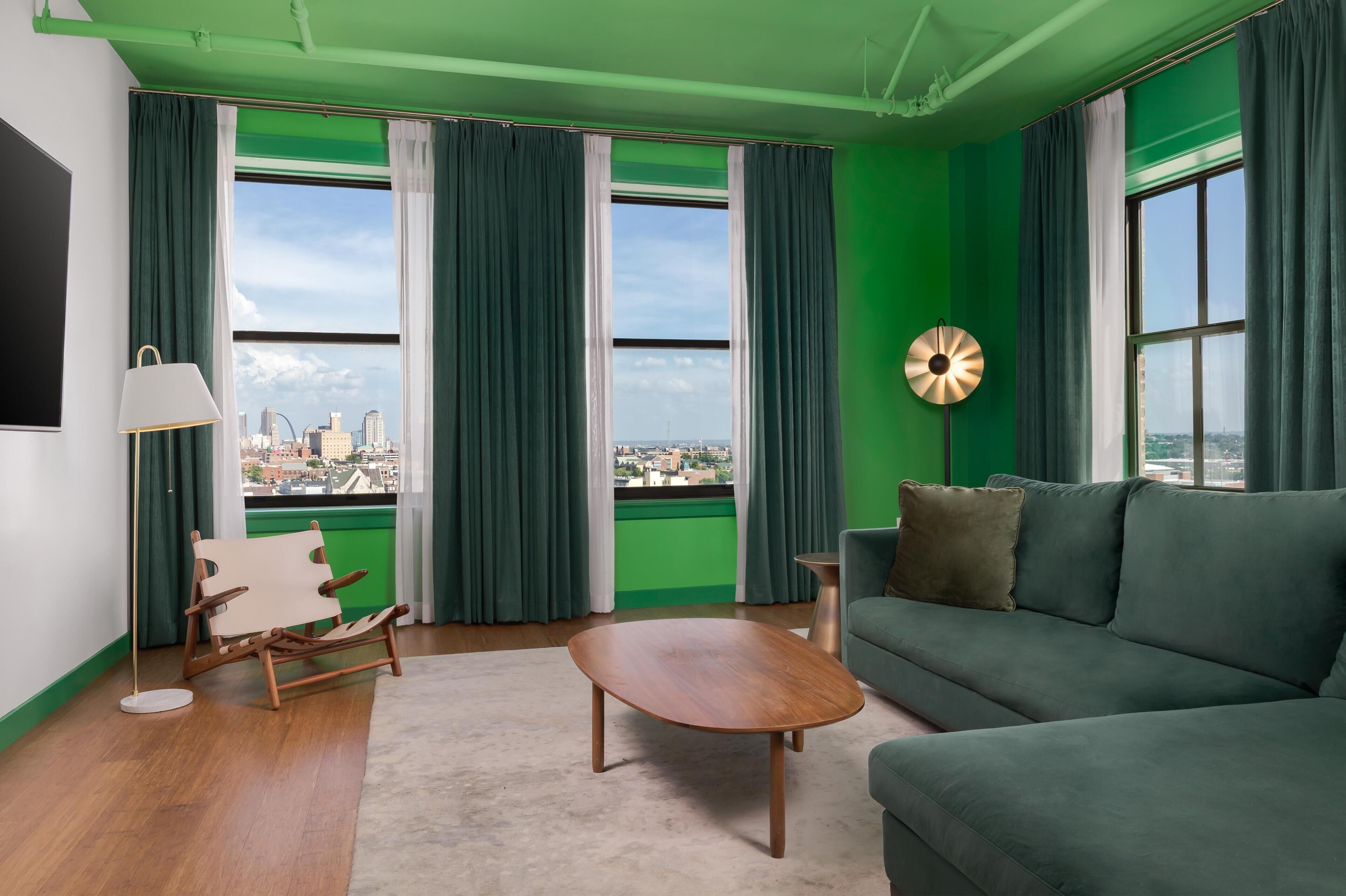 特级套房, 2 间卧室 | 起居区 | 平板电视