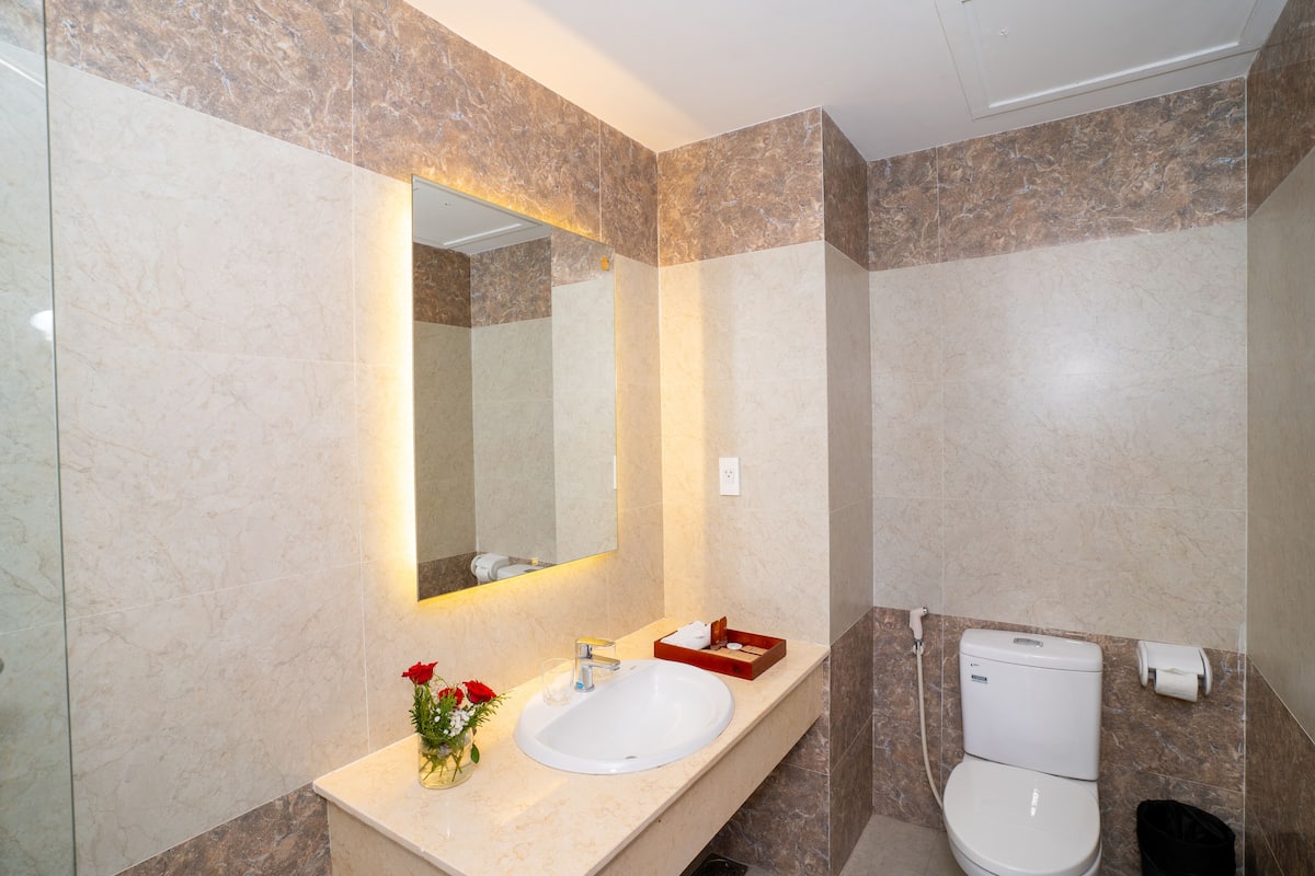 deluxe twin room | bathroom | free toiletries, hair dryer, slippers, towels