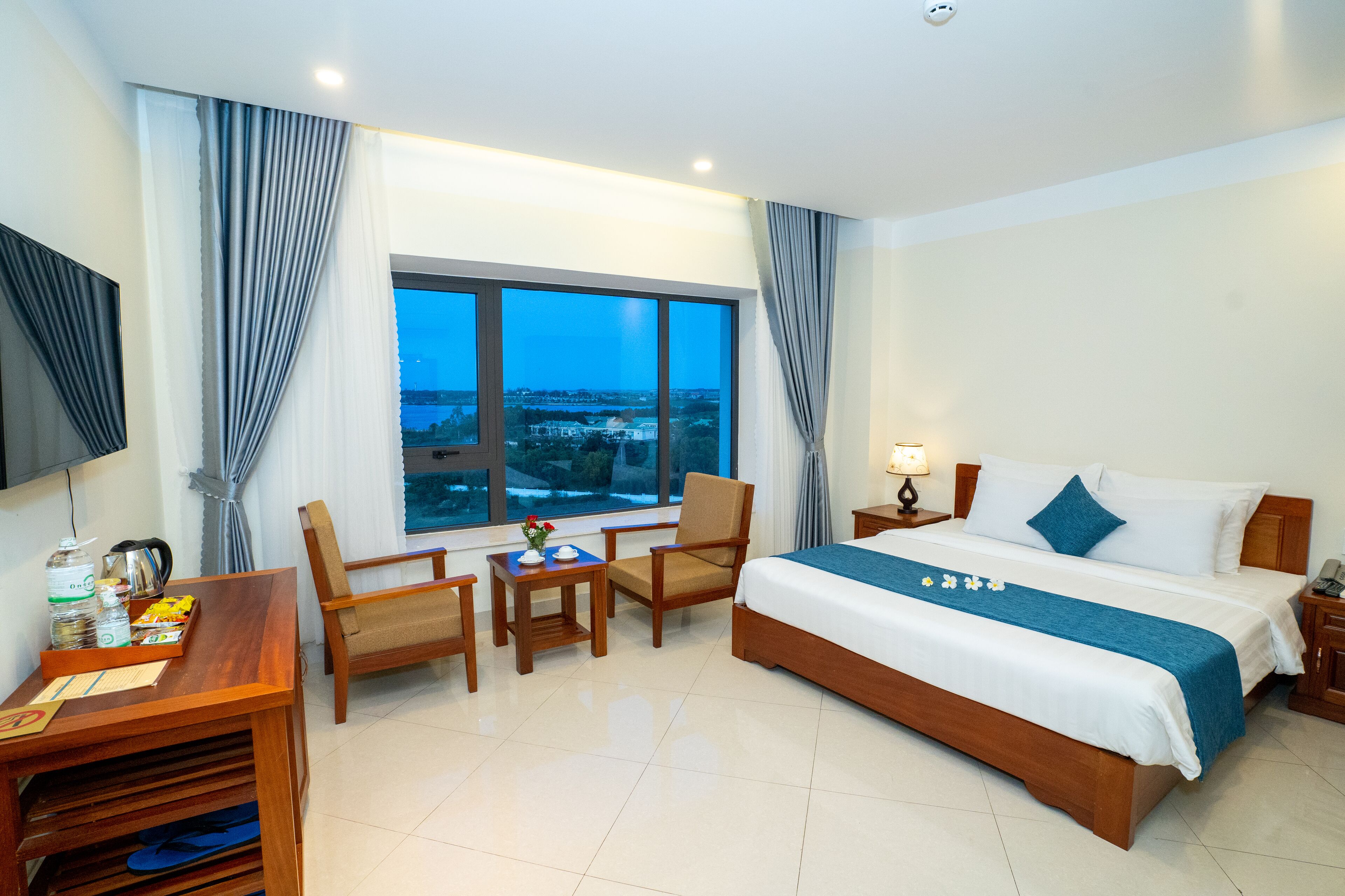 deluxe double room | 2 bedrooms, minibar, in-room safe, desk