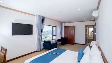 Chambre Familiale, vue baie (Navy) | Minibar, coffres-forts dans les chambres, bureau