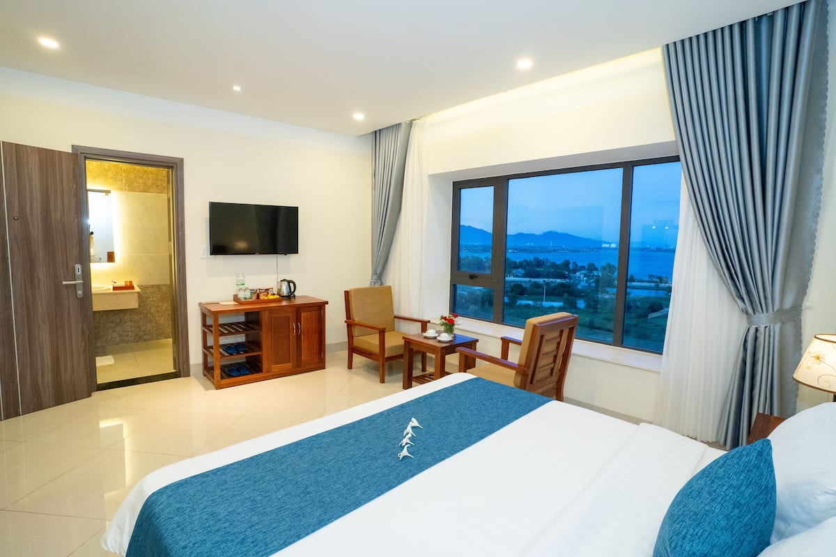 deluxe double room | 2 bedrooms, minibar, in-room safe, desk