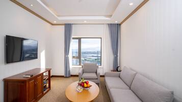 Deluxe-Suite | Wohnbereich | 23-Zoll-Flachbildfernseher mit Kabelempfang, Fernseher