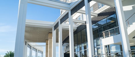 Vista frontal de la propiedad