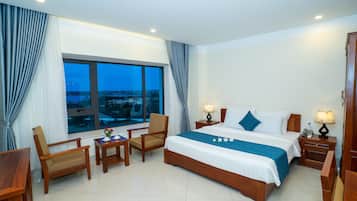 Deluxe-Doppelzimmer | Minibar, Zimmersafe, Schreibtisch, laptopgeeigneter Arbeitsplatz