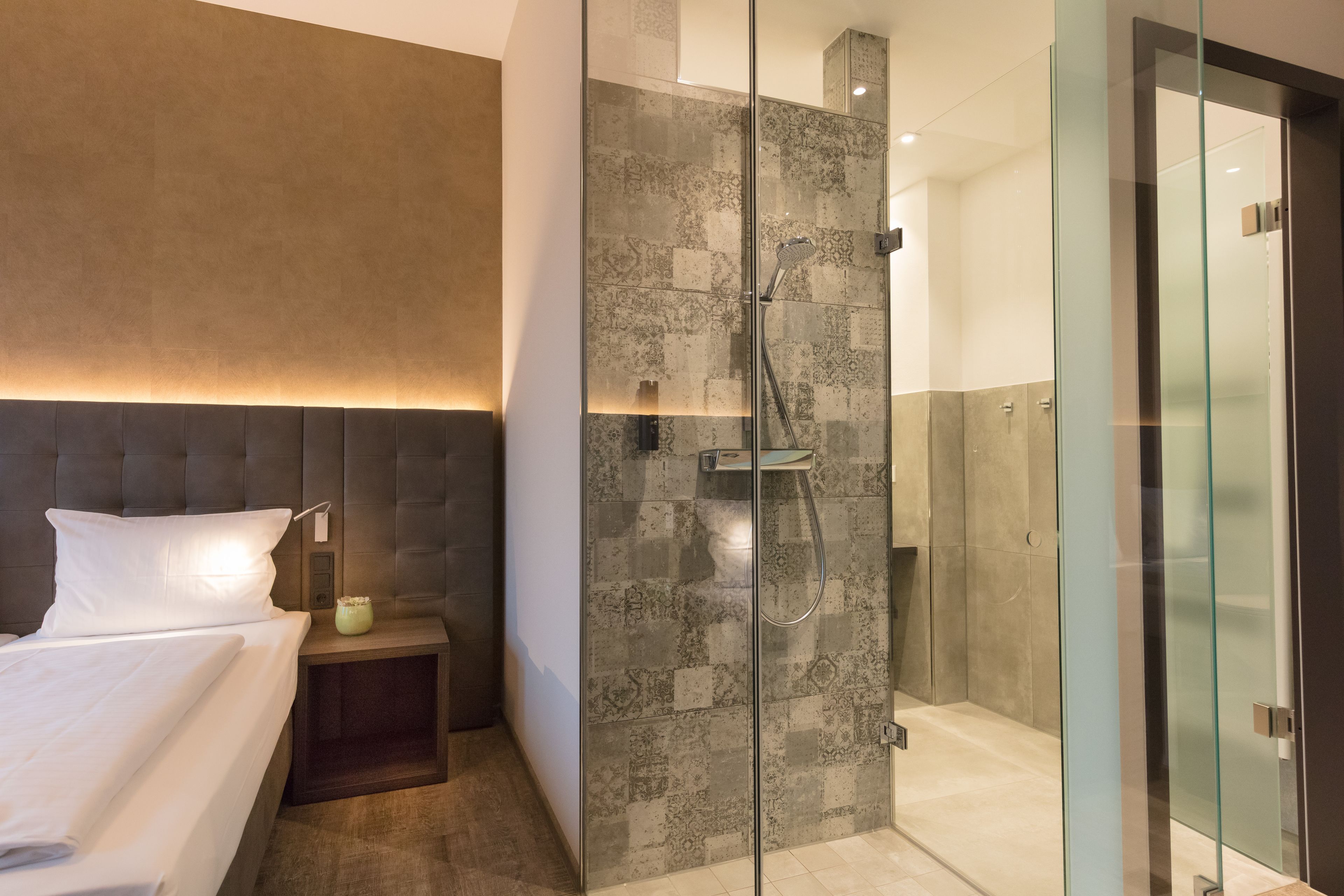 design room, 1 queen bed, non smoking | bathroom | shower, hair dryer, towels, soap