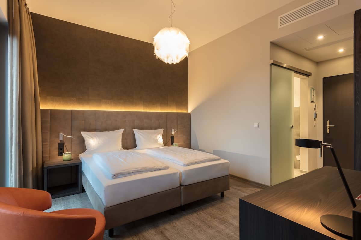 Basic Room, 1 Queen Bed, Non Smoking | Hypo-allergenic bedding available, in-room safe, desk, laptop workspace