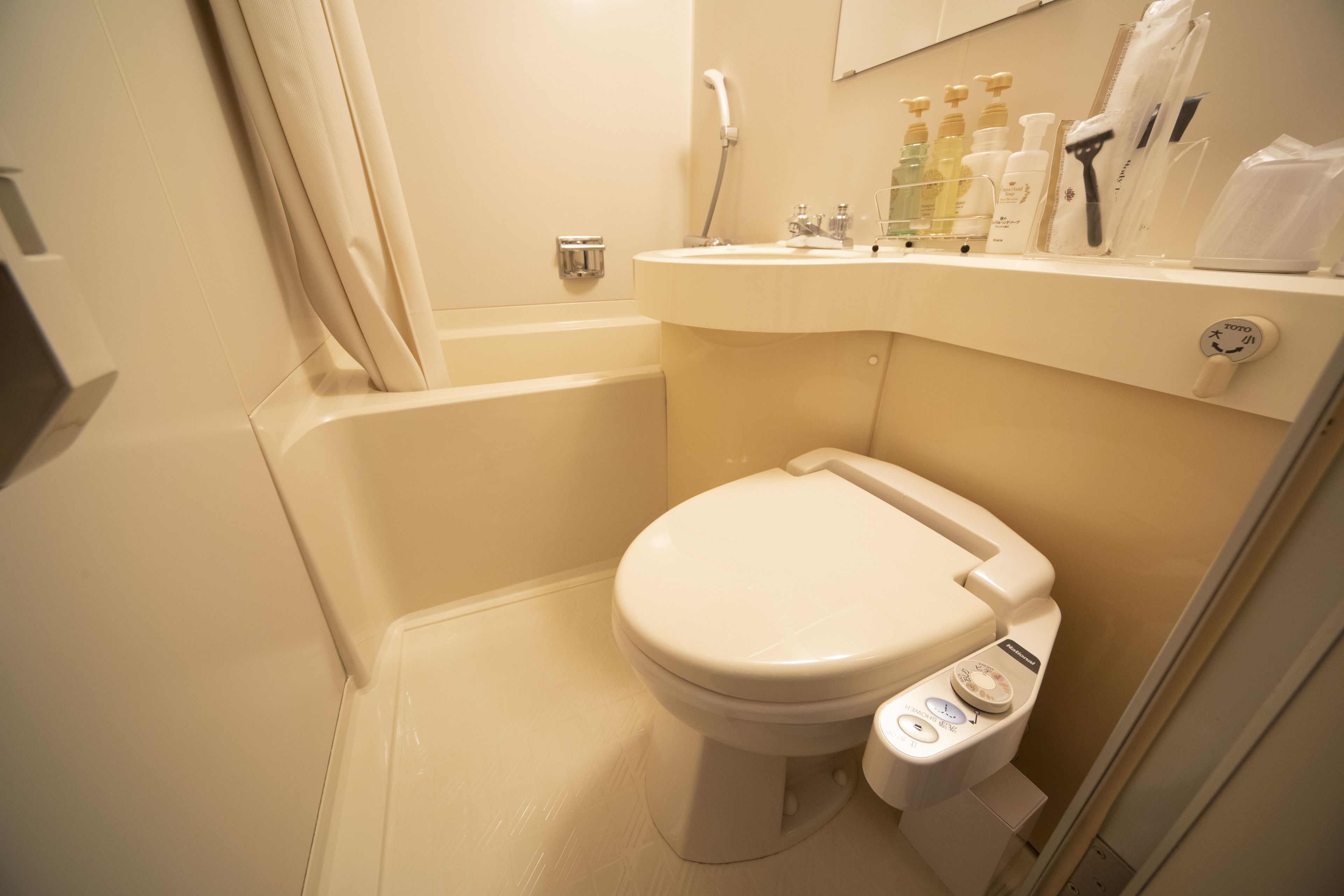 deluxe double room, non smoking | bathroom | combined shower/bathtub, free toiletries, hair dryer, slippers