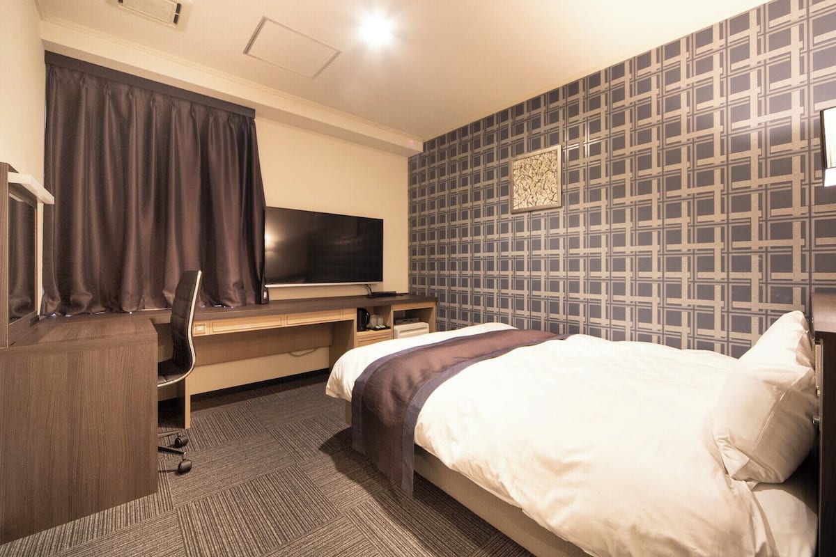 Ropa de cama de alta calidad y caja de seguridad en la habitación