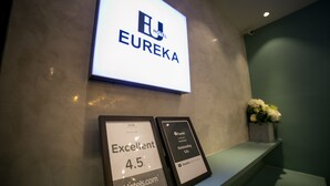 Une enseigne d’hôtel indiquant « Eureka », avec un cadre contenant un prix pour « Excellent 4,5 » et un autre pour « Exceptionnel 5,0 ».