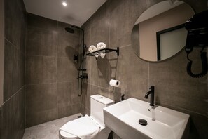 Een douche, een regendouche, een haardroger, pantoffels