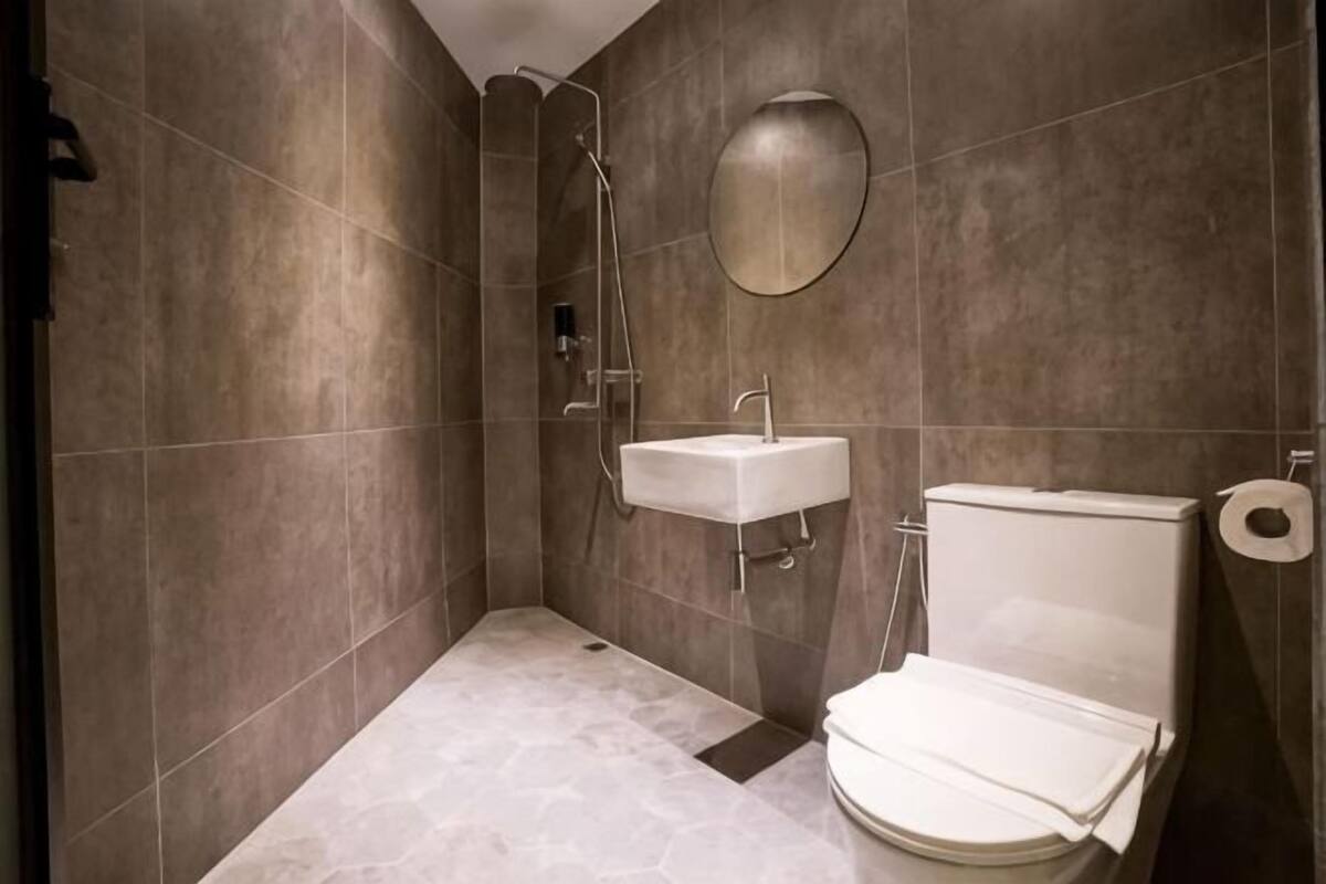 Douche, douche à « effet pluie », sèche-cheveux, chaussons