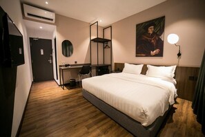 Individually decorated, individually furnished, laptop workspace - Eureka Hotel (George Town)