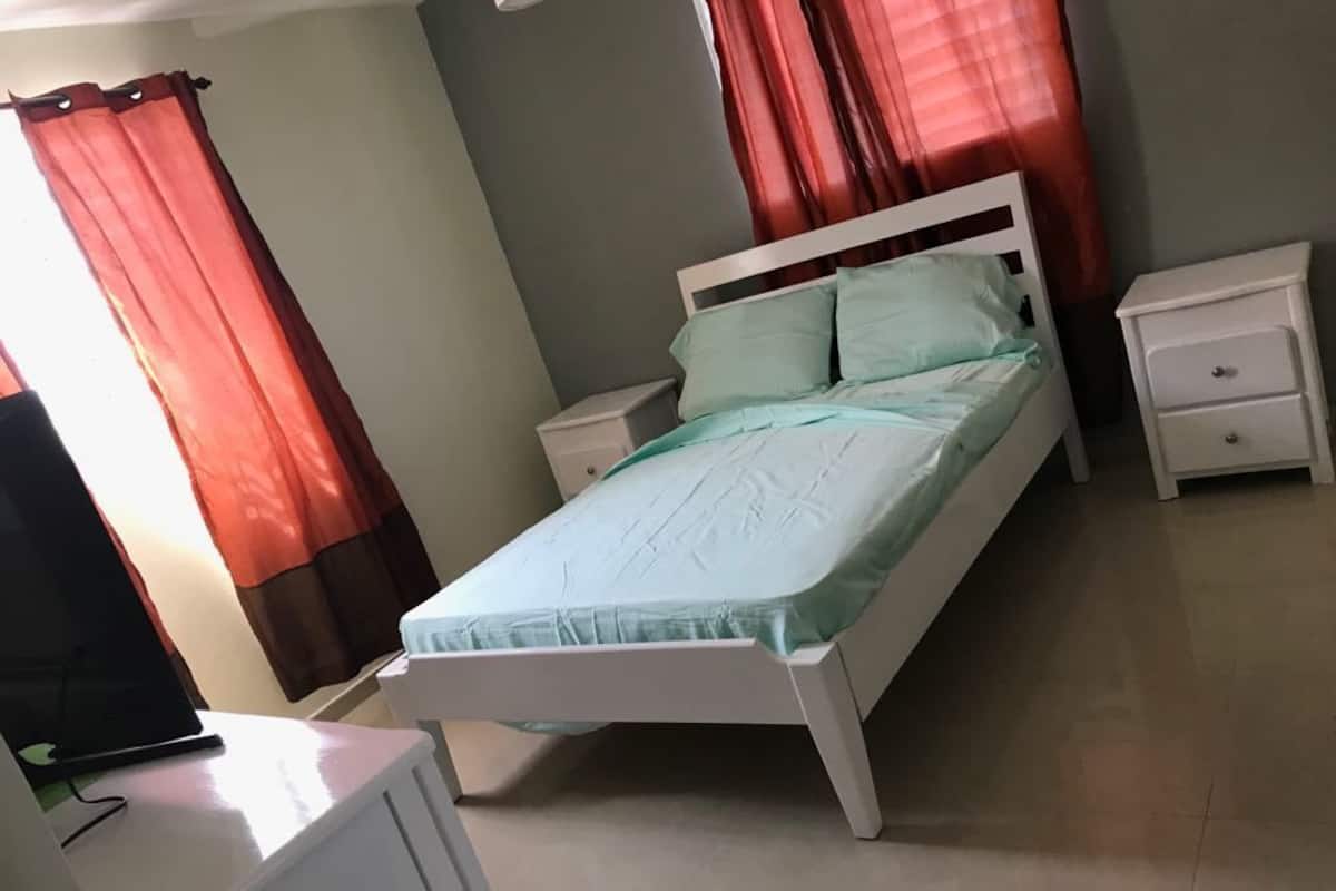 Apartemen Standar, Beberapa Tempat Tidur, Boleh Merokok | Seprai katun Mesir, ruang kerja ramah laptop, dan setrika/meja setrika