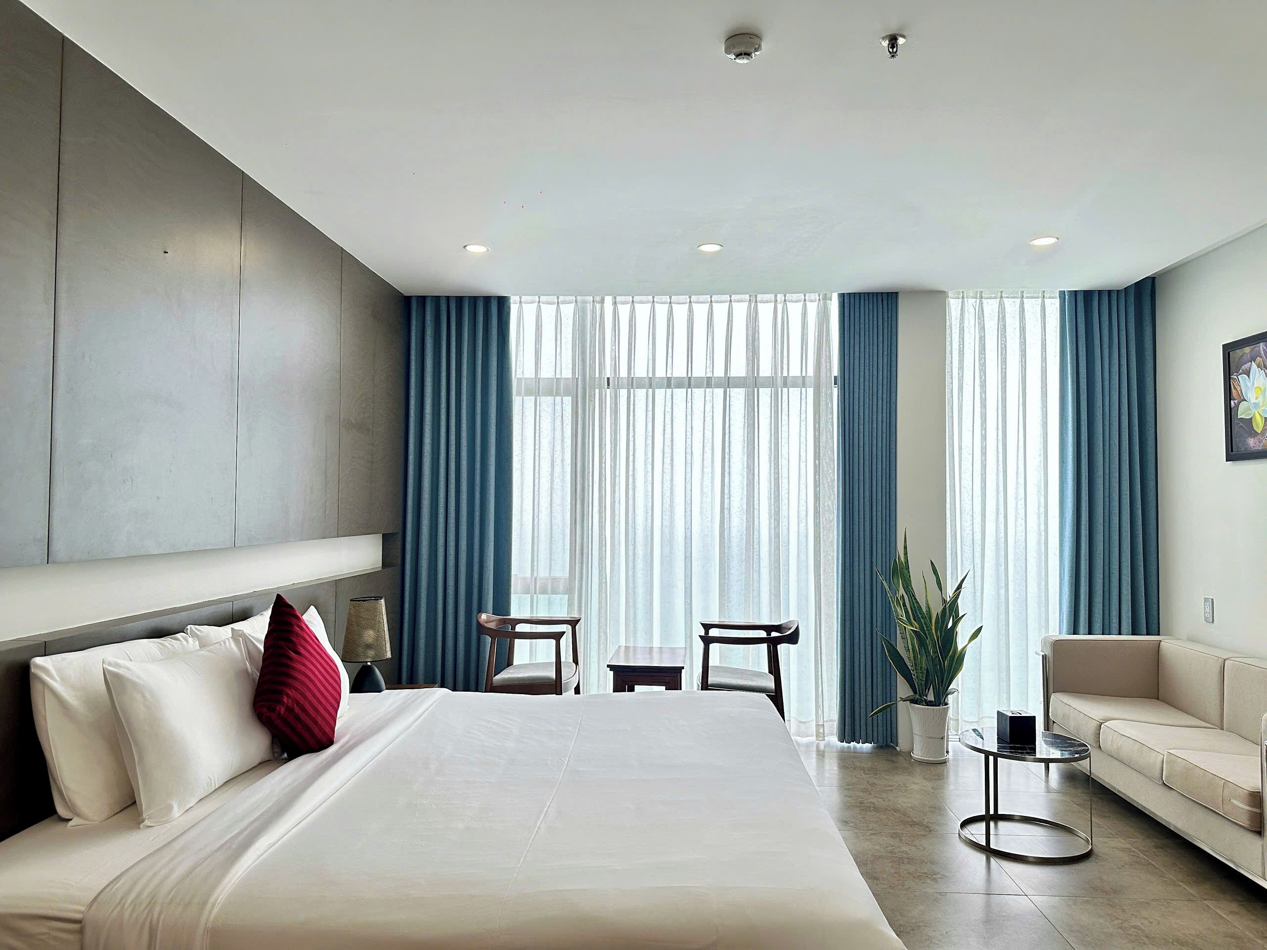 고급 침구, 미니바, 객실 내 금고, 책상