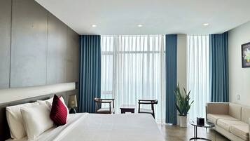 Bộ đồ giường cao cấp, minibar, két bảo mật tại phòng, bàn