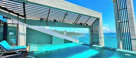 Utomhuspool och solstolar