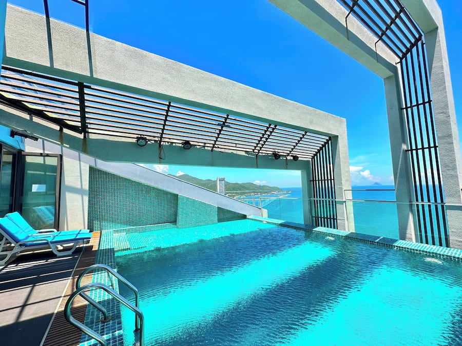 Piscina externa, espreguiçadeiras