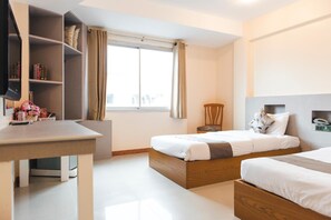 Minibaari, työpöytä, pimennysverhot, ilmainen Wi-Fi