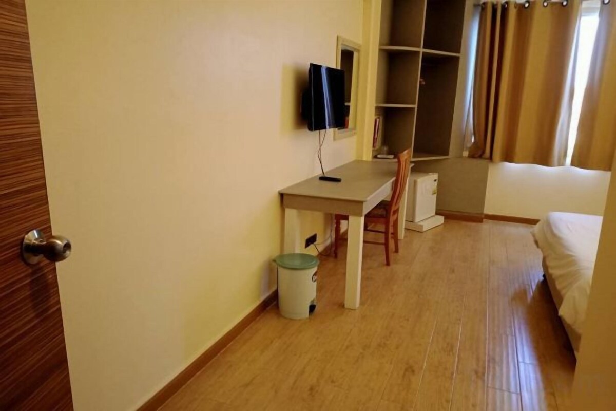 Minibar, escritorio, cortinas blackout y wifi gratis