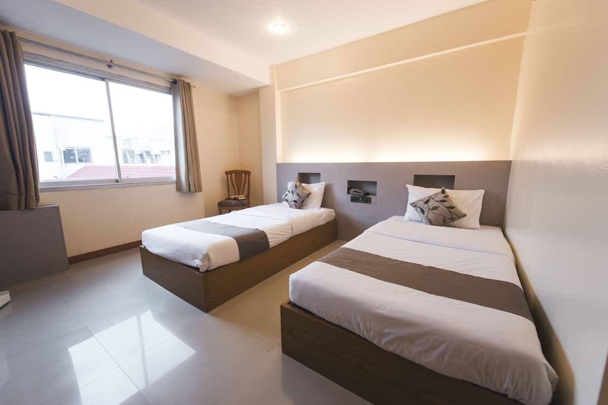 Standaard kamer, niet-roken | Een minibar, een bureau, verduisterende gordijnen, gratis wifi