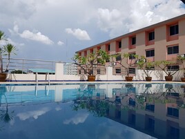 Una piscina al aire libre