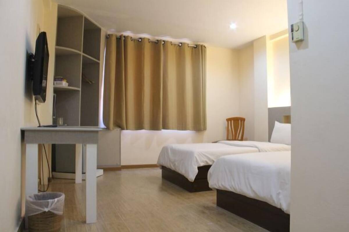 Minibar, escritorio, cortinas opacas y wifi gratis